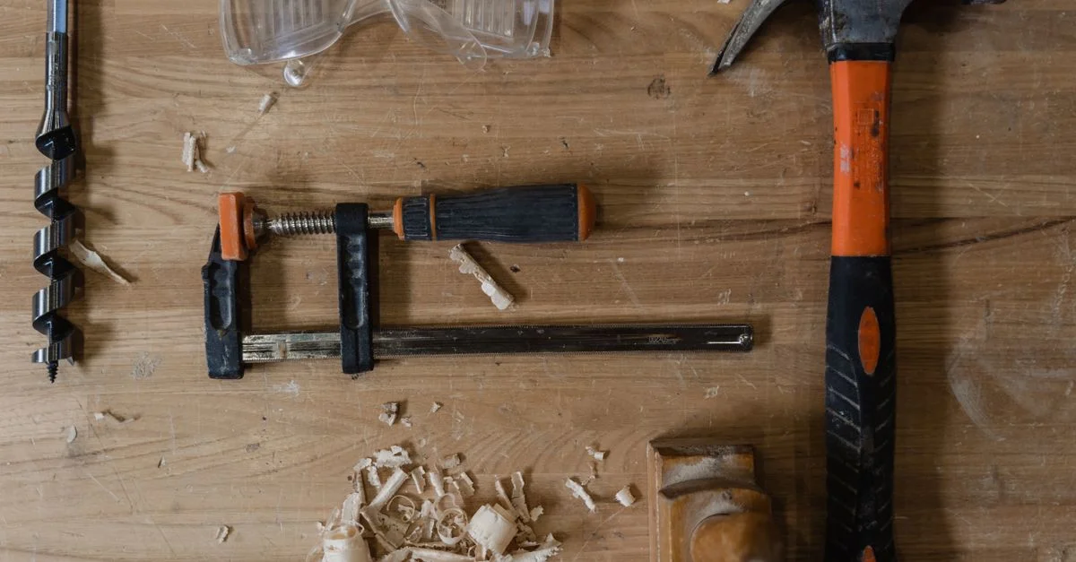 Plans à plat des outils de menuiserie et des copeaux de bois sur un établi. Idéal pour des thèmes DIY.