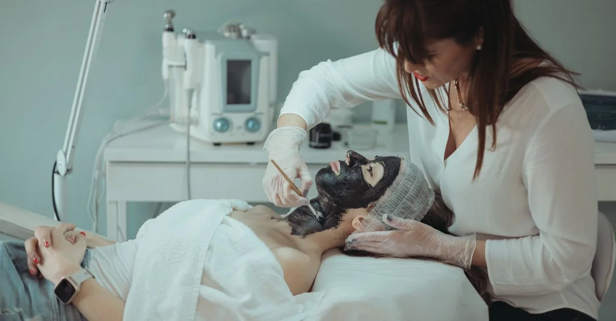 Une femme reçoit un soin du visage rajeunissant dans un spa serein en Grèce.