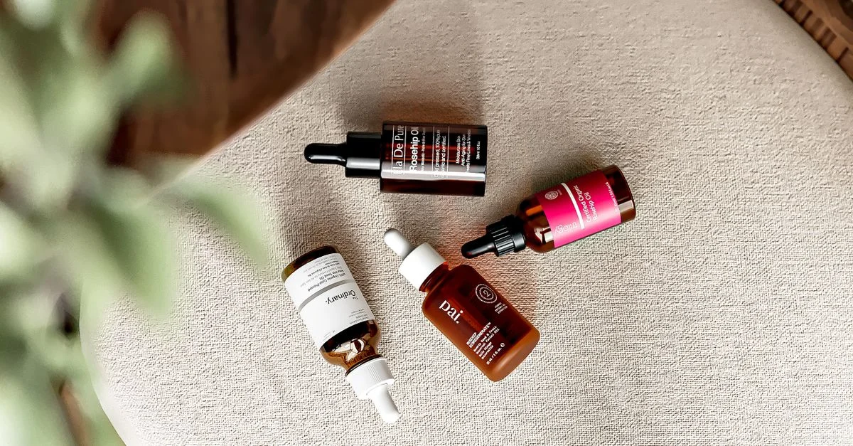 Vue de dessus de différents sérums de soin naturels disposés sur une chaise, mettant en valeur la beauté naturelle et la nutrition de la peau.