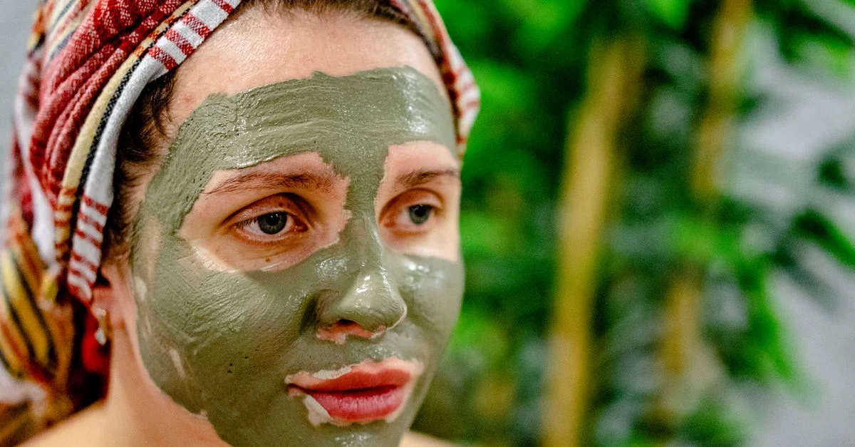 Femme profitant d'un traitement de masque de boue rajeunissant dans un spa, favorisant la détente et les soins de la peau.
