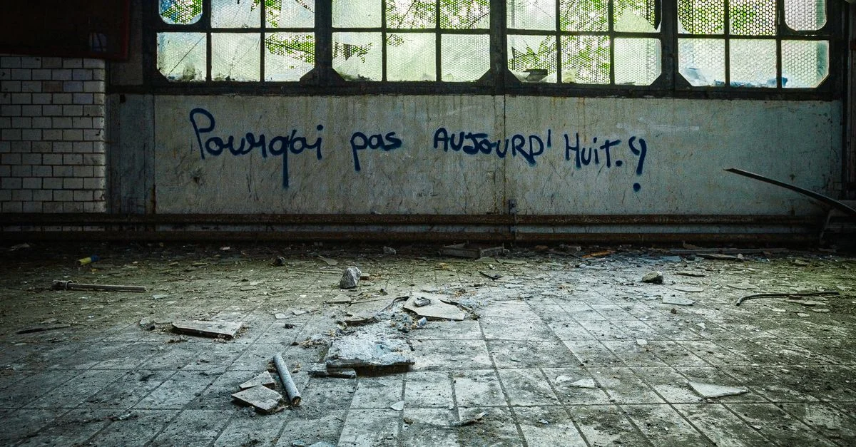 Vue étrange d'un intérieur industriel abandonné et recouvert de graffitis.